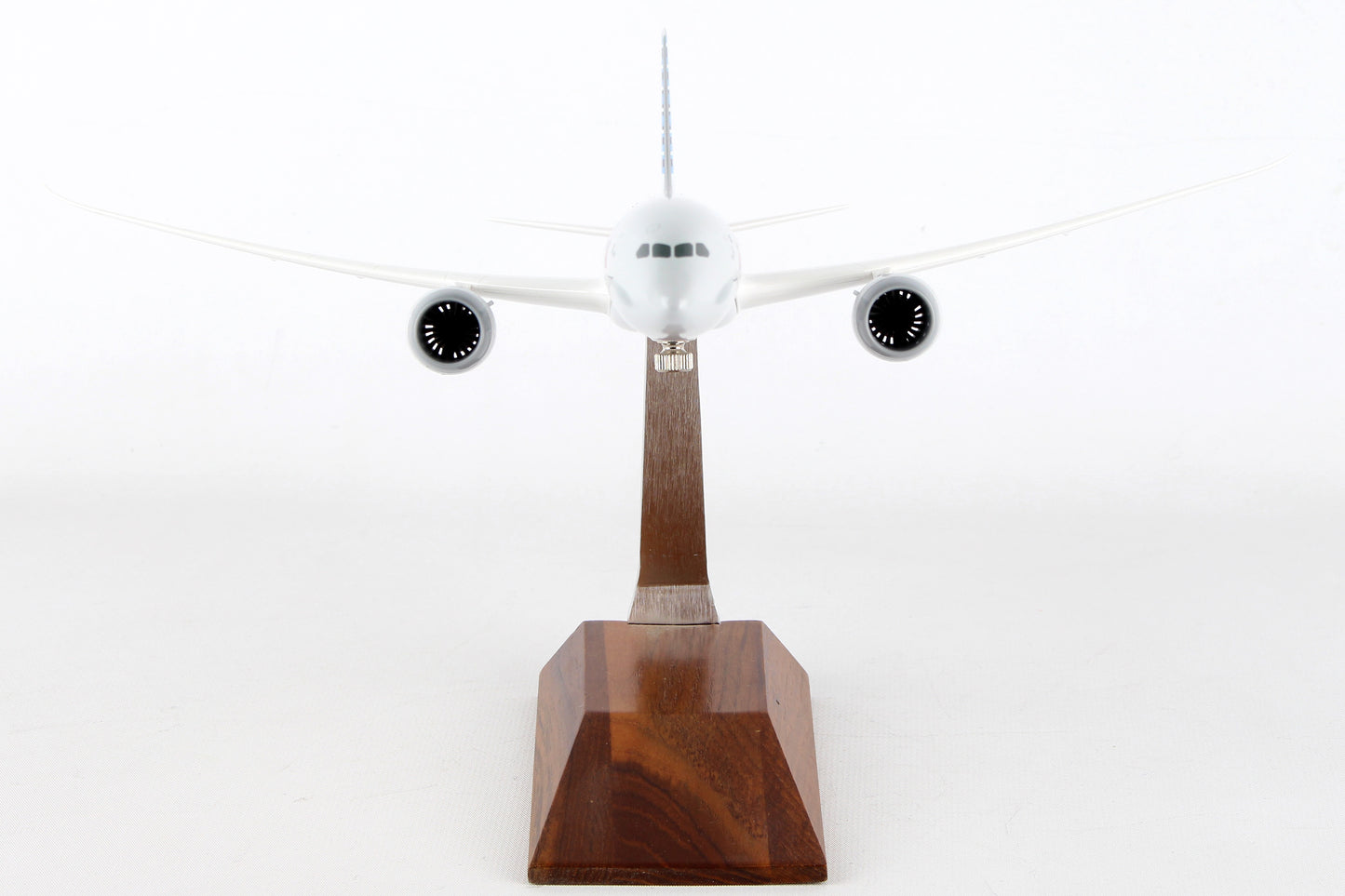 SKR5088 SKYMARKS AMERICAN 787-8 1/200 W/WOOD STAND - SkyMarks Models