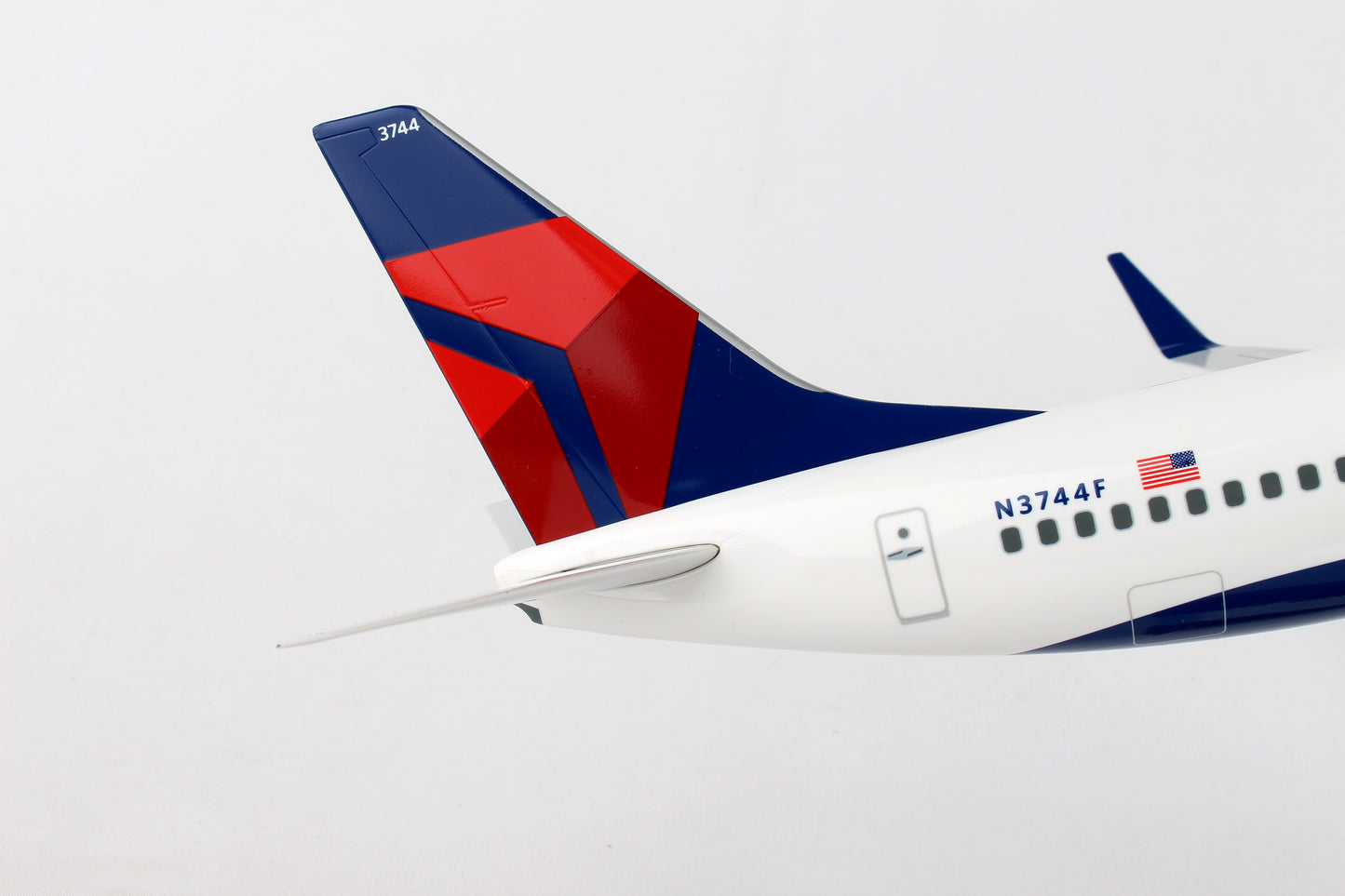 SKR8206 SKYMARKS DELTA 737-800 1/100 W/GEAR & WOOD STAND NC - SkyMarks Models