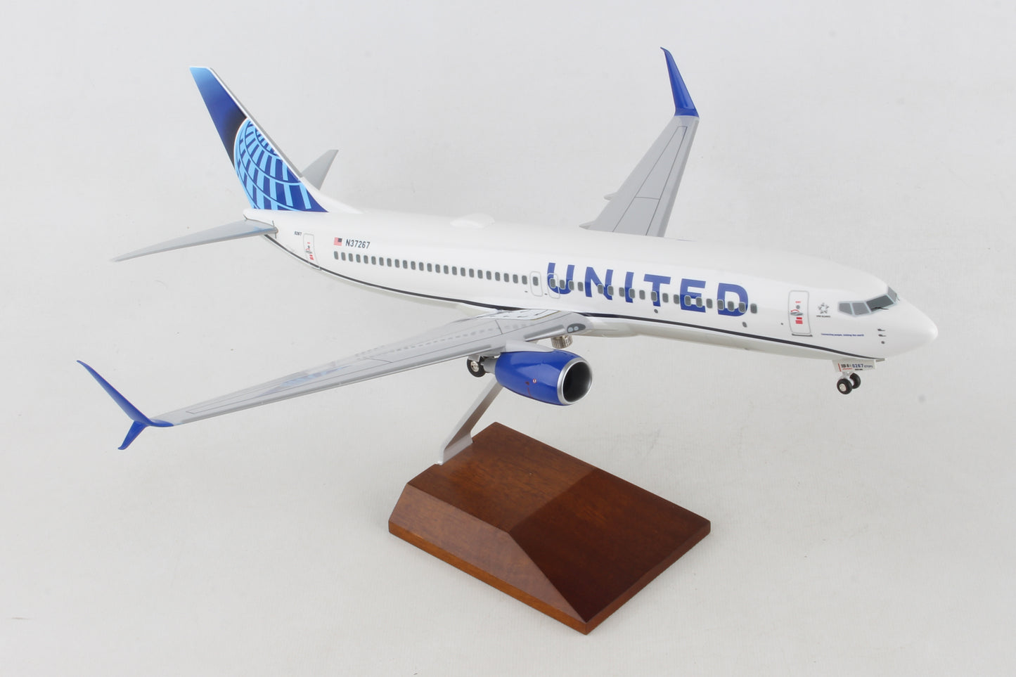 SKR8284 SKYMARKS UNITED 737-800 1/100 2019 LIVERY W/WOOD STAND&GEAR - SkyMarks Models