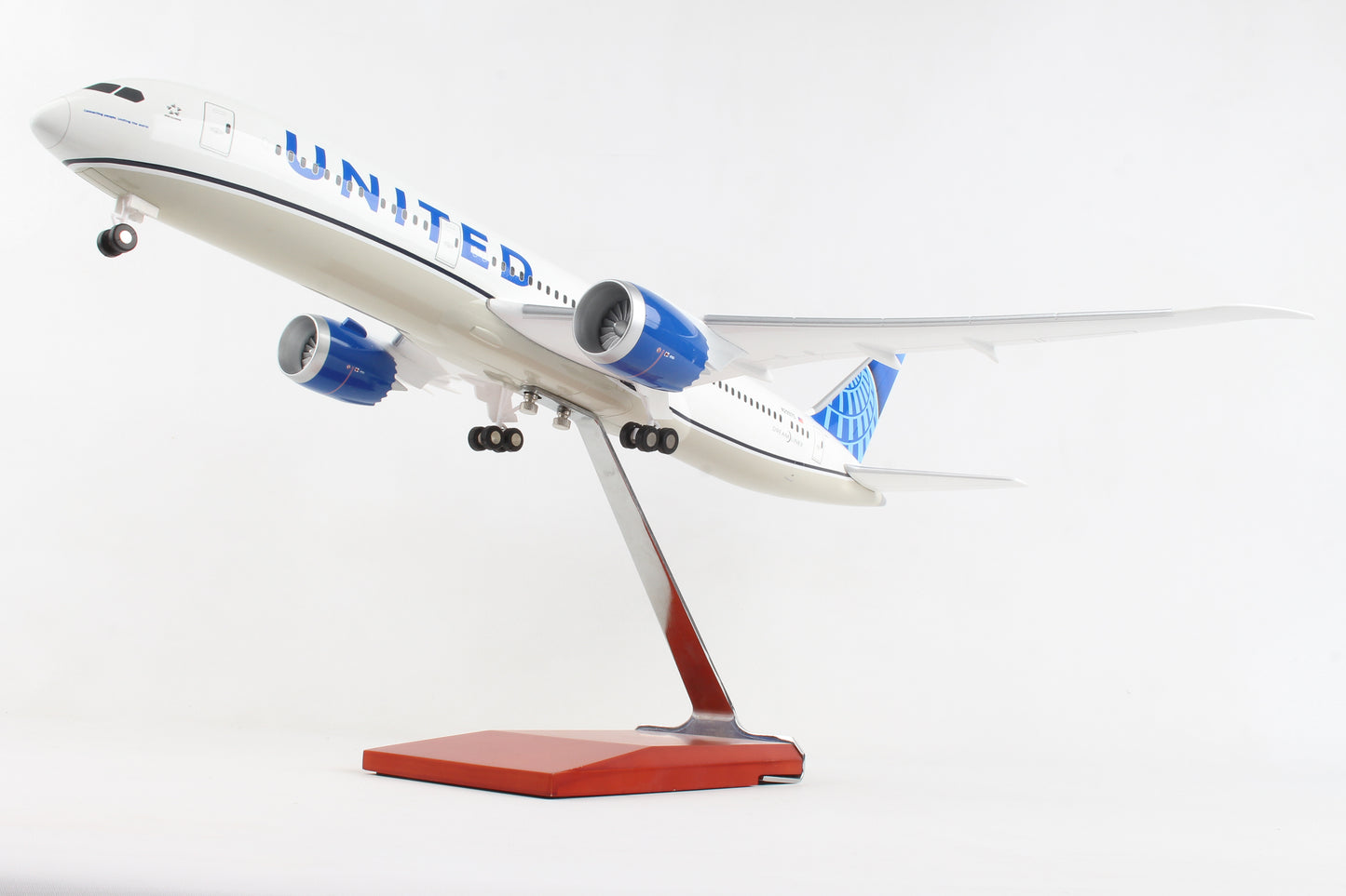 SKR9006 SKYMARKS UNITED 787-9 1/100 W/WOOD STAND & GEAR NEW LIVERY