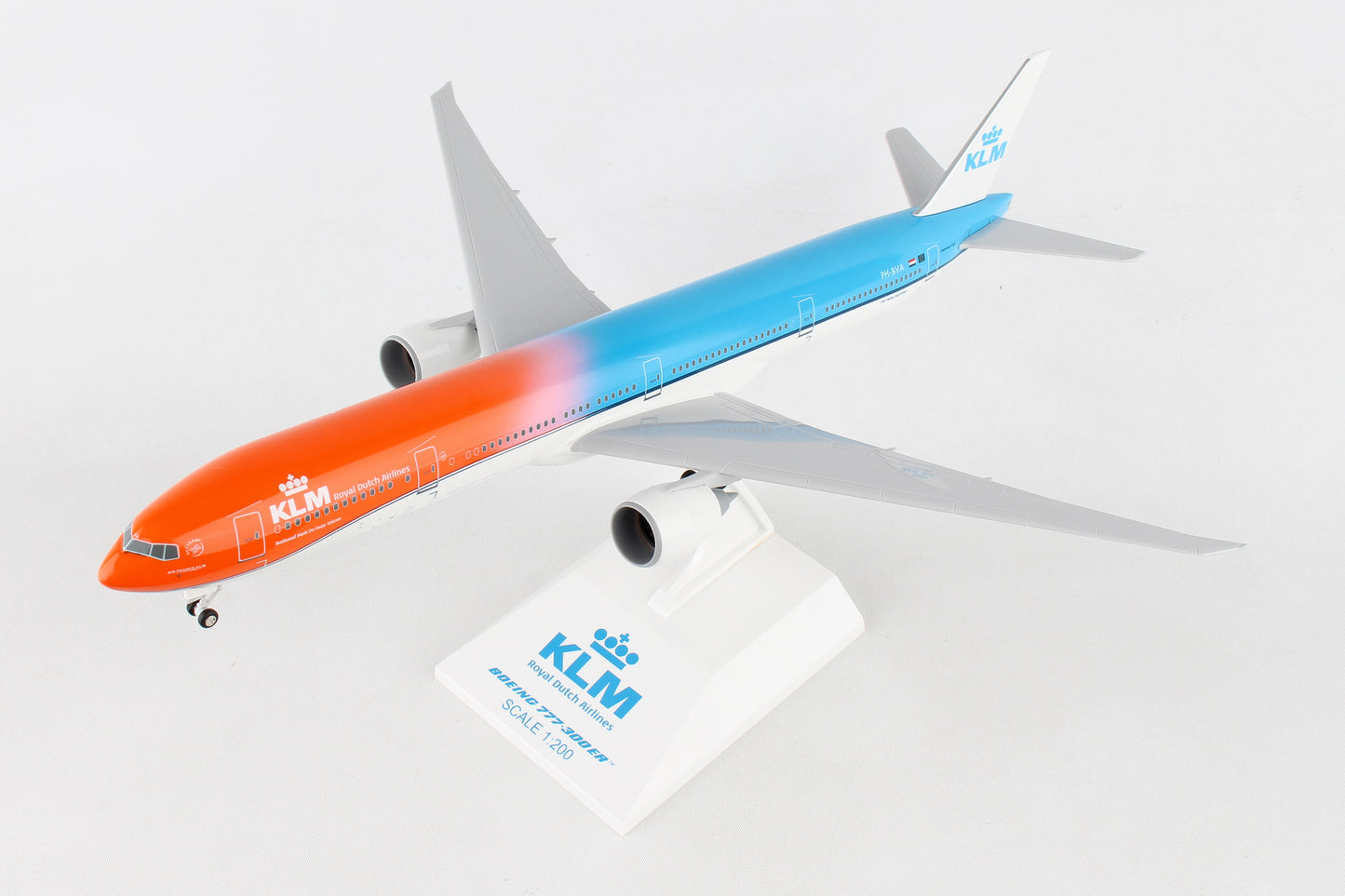 SKR972 SKYMARKS KLM 777-300ER 1/200 ORANGE PRIDE W/GEAR